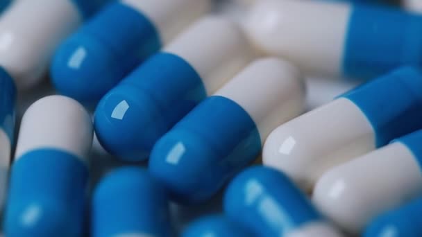 Capsule Drogue Colorée Dans Gros Plan Filmé Avec Mouvement — Video