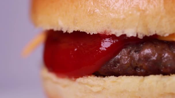 Een Verse Kaas Hamburger Gefilmd Slow Motion — Stockvideo