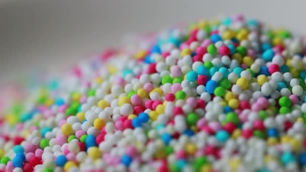 Kleine Kleurrijke Suiker Ballen Gefilmd Met Beweging — Stockvideo