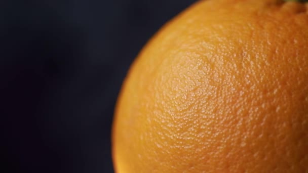 Una Naranja Fresca Cerca Cámara Lenta — Vídeos de Stock