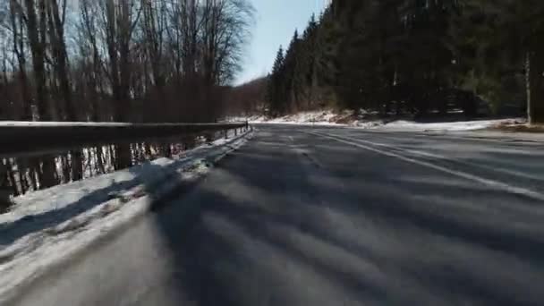 Een Zonnige Winter Straat Gefilmd Van Een Motorfiets — Stockvideo