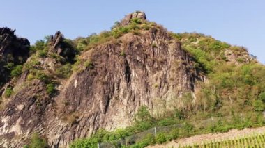 Almanya 'daki Dombengebirge yakınlarındaki Domstein Kayası.