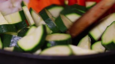 Taze kesilmiş sebzeler tavada kızarıyor.