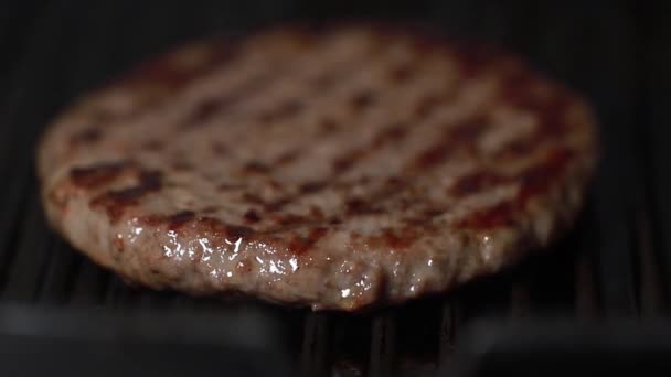 Una Hamburguesa Empanada Convierte Una Sartén — Vídeos de Stock