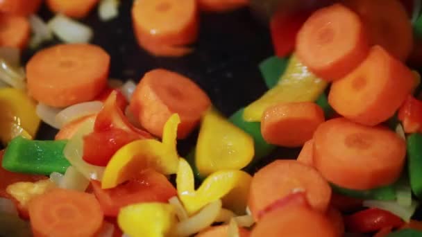 Verduras Frescas Colores Chisporroteando Una Sartén — Vídeo de stock