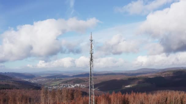 Ein Großer Mobilfunkmast Auf Einem Berg — Stockvideo