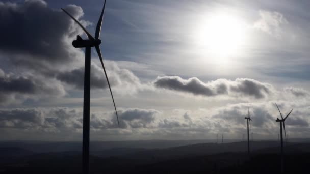 Turbinas Eólicas Modernas Frente Céu Nublado — Vídeo de Stock