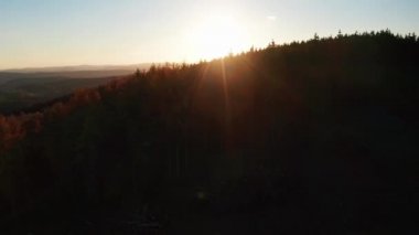 Ormanlık tepelerde akşam güneşi 4k 'de tepeden.