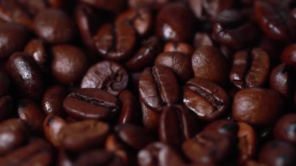 Kaffeebohnen in Nahaufnahme mit Bewegung gefilmt 