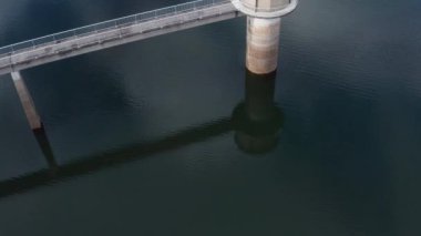4K 'da bir barajda su çıkarma kulesi var.