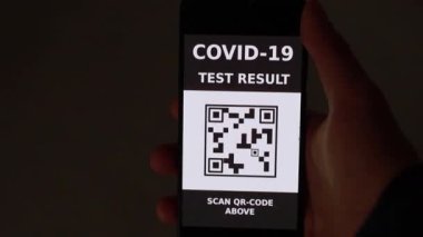 İçerideki akıllı telefon videosunun korona test sayfası.