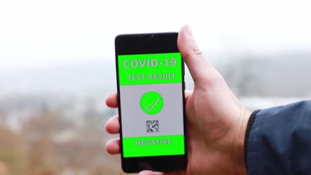 Negatif Korona Test Akıllı Telefon Videosu Açık Havada — Stok video