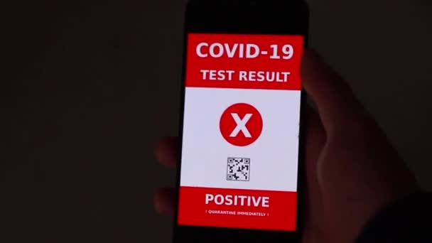 Positieve Corona Test Smartphone Video Binnen — Stockvideo