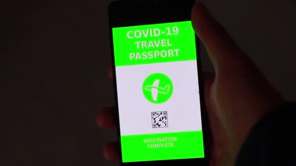Akıllı Telefondaki Korona Pasaportu Kapalı Alanda Çekilmiş — Stok video