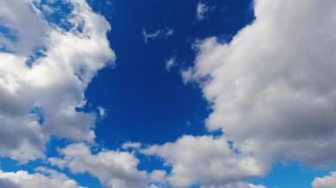 mavi ve bulutlu bir gökyüzü zaman atlamasında değişiyor