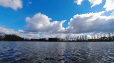 Kışın gölün üzerinde hareket eden bulutlar