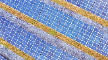 Yukarıdan çekilen modern bir güneş parkı