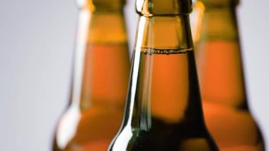 Üç kahverengi şişe dönüyor.