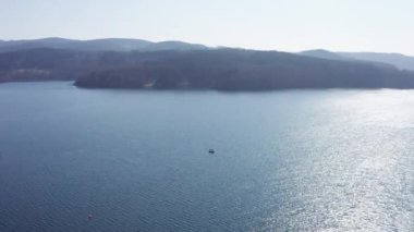 Göl kenarındaki bir teknede balıkçı.