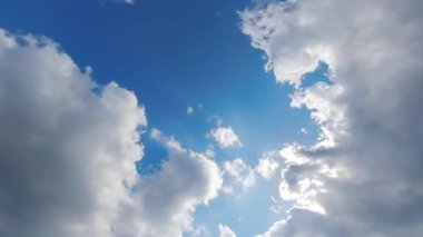 Mavi bulutlu ve güneşli bir gökyüzü zaman geçişi