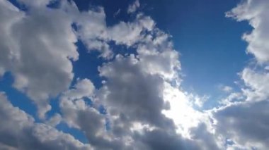 Mavi bulutlu ve güneşli bir gökyüzü zaman geçişi