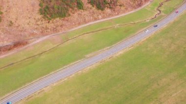Yukarıdan bir köy yolunda trafik