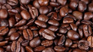 Pek çok kahve çekirdeği yakın plan çekimlerde hareket halindedir.
