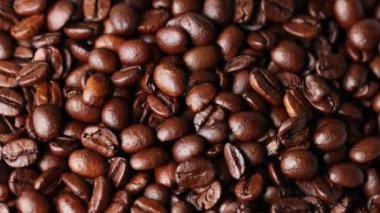 Pek çok kahve çekirdeği yakın plan çekimlerde hareket halindedir.