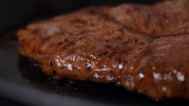 Steak Juicy Adalah Memanggang Dalam Panci — Stok Video