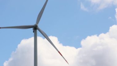 Bulutlu gökyüzünün önünde modern bir rüzgar türbini