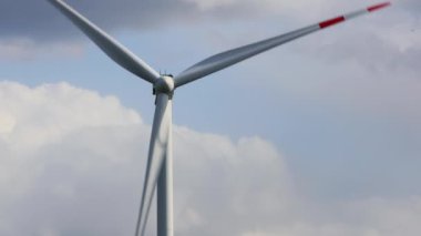 Bulutlu gökyüzünün önünde modern bir rüzgar türbini