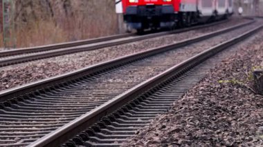 Bir tren çok yakında geçiyor.