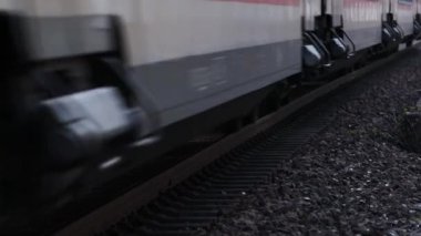 Bir tren çok yakında geçiyor.