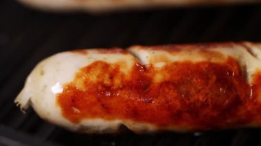 Sucuk tavada kızarır. 