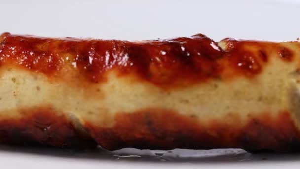 Une Bratwurst Frite Fraîche Tournant — Video