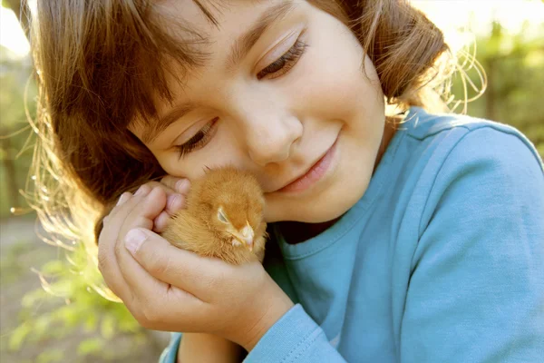 Любящая девушка держит курицу в руках, как сокровище — стоковое фото