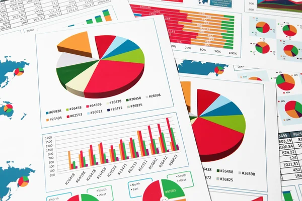 Cartes et graphiques sur papier dans le rapport Image En Vente