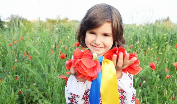 Flicka håller krans med ukrainska flagga gul och blå band — Stockfoto