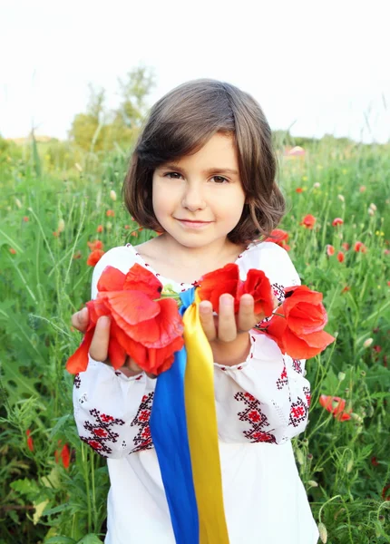 Girl gazdaság koszorú ukrán lobogó színek szalagok — Stock Fotó