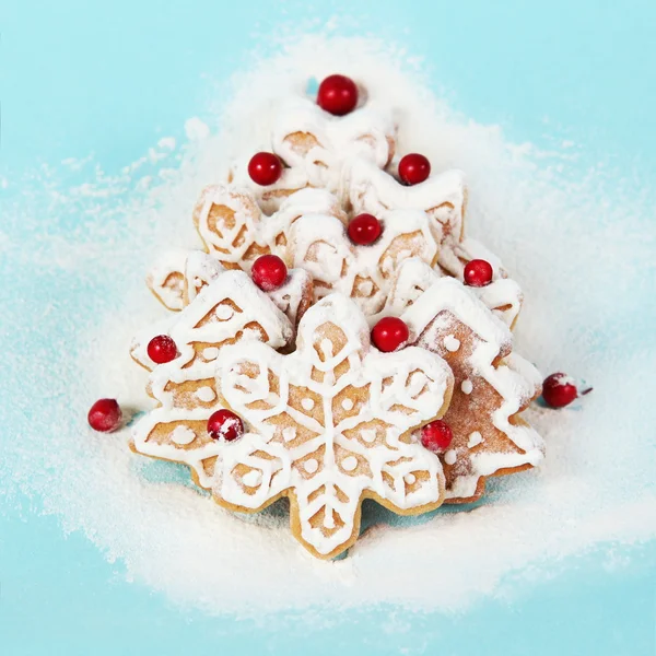 Árvore de Natal feita de biscoitos com bagas — Fotografia de Stock