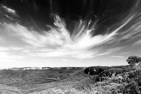 Ciel sur les montagnes bleues — Photo