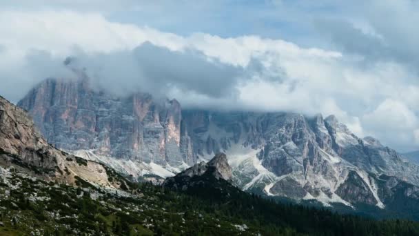 Wolken fliegen über die Berge — Stockvideo