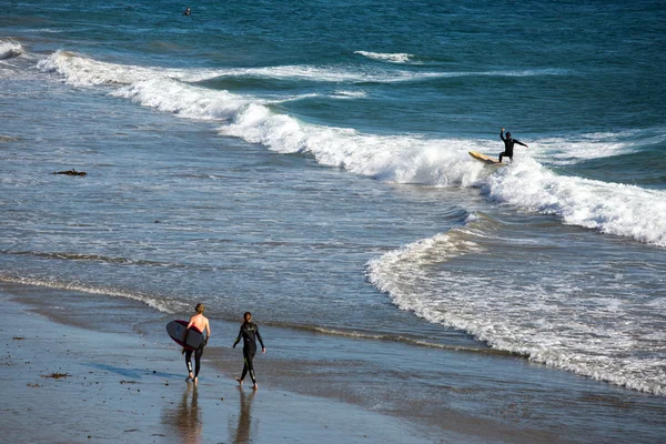 Surfers on a beach — Stock Photo, Image