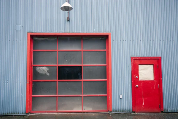 De ingang van het magazijn en venster — Stockfoto