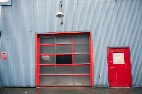 Warehouse ingång och fönster — Stockfoto