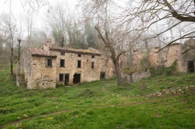 Fransızca Pyrenees içinde terk edilmiş köy 