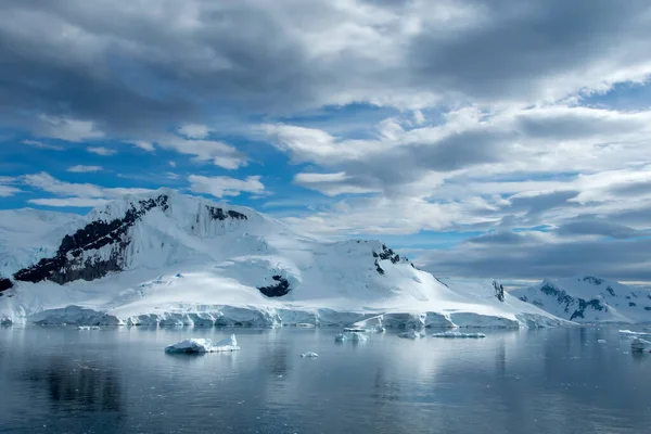 Icebergs Flutuando Fromt Ilha Elefante Antártida — Fotografia de Stock