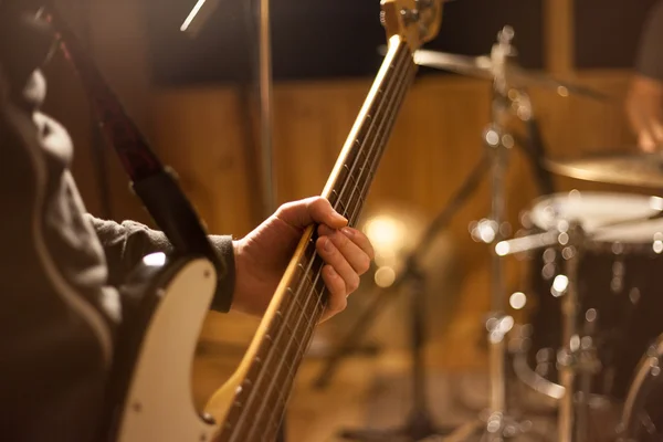 Man die gitaar speelt — Stockfoto