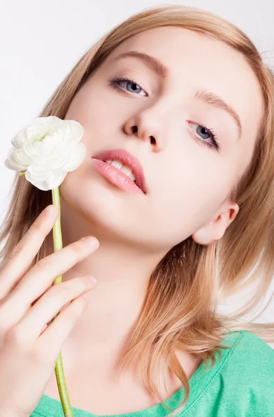 çiçek ile sarışın