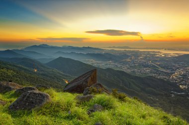 Hong Kong yeni toprakları üzerinden günbatımı